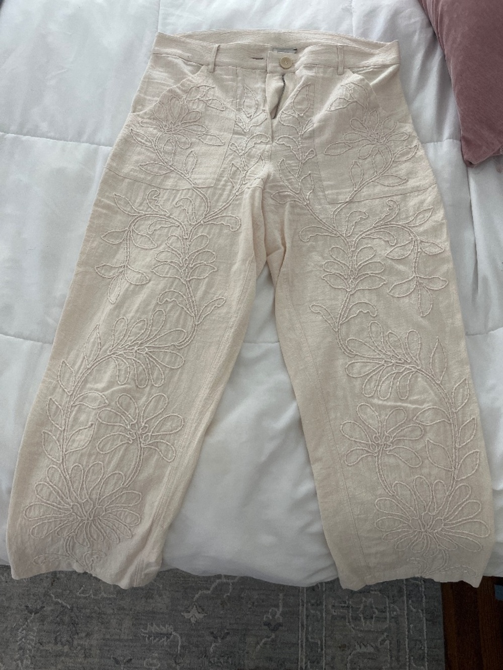 Woman’s white Zara pant
